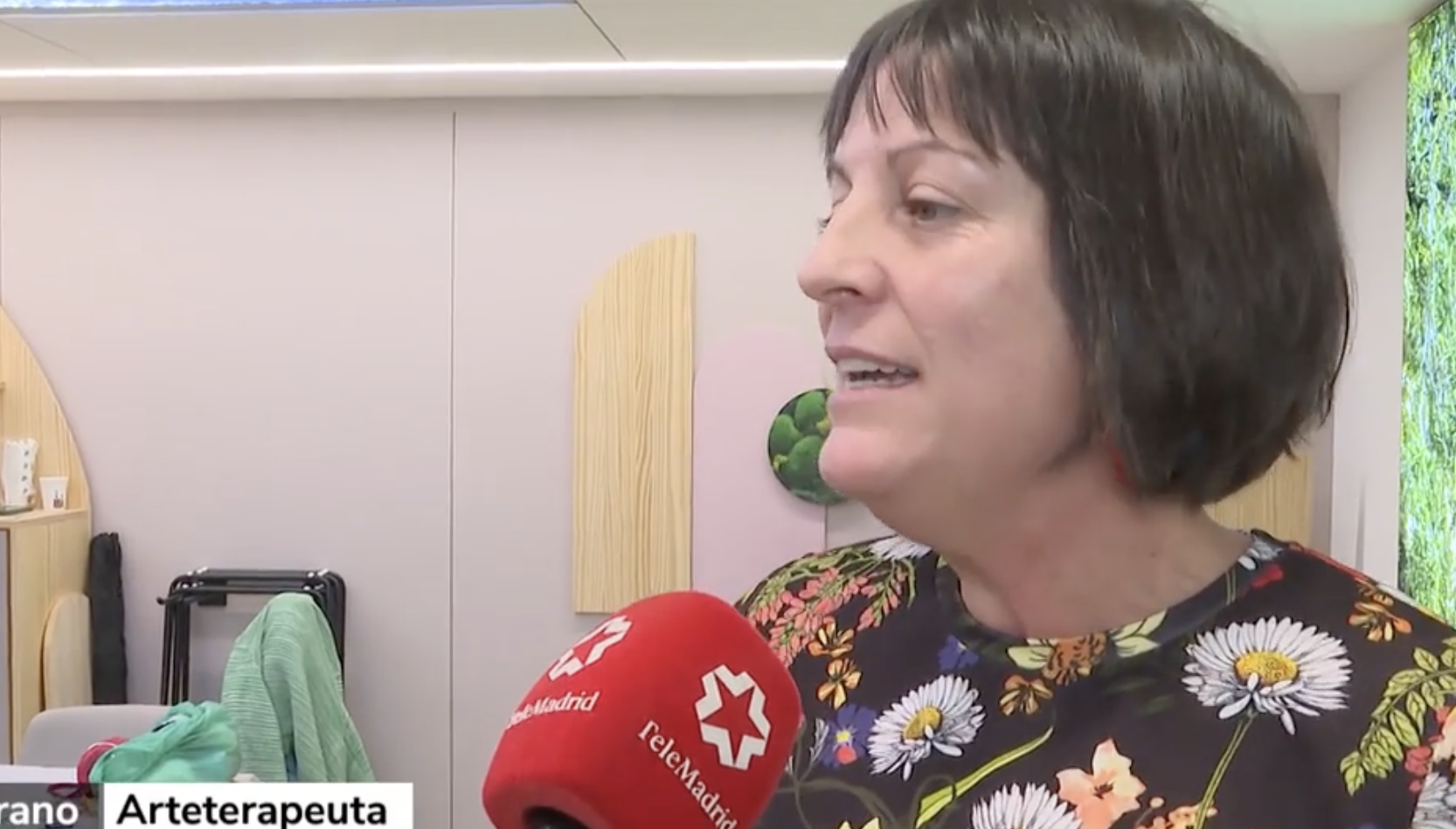 Ana Serrano Navarro, miembro de EARTDI,  una de las arteterapeutas del proyecto Artegere, en los talleres de arteterapia oncológica en el Hospital Gregorio Marañón.